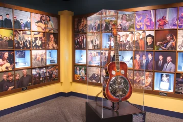 Profil Tokoh Musik Bluegrass yang Diabadikan di Museum Ini